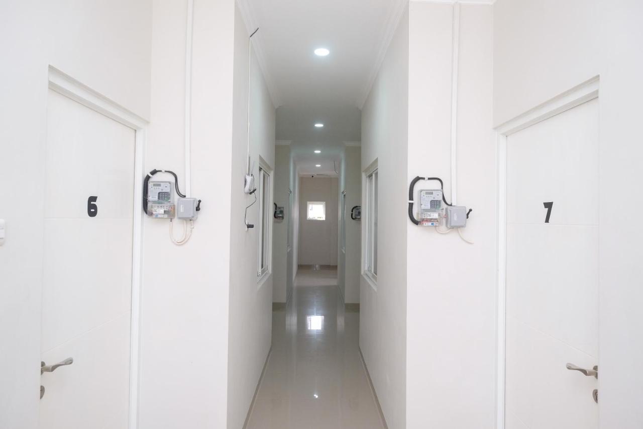 Reddoorz Near Kawasan Bandara Ahmad Yani Semarang 2 호텔 외부 사진